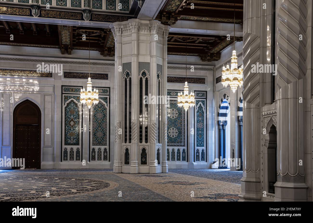 interior-of-the-sultan-qaboos-grand-mosque-in-muscat-oman-stock-photo
