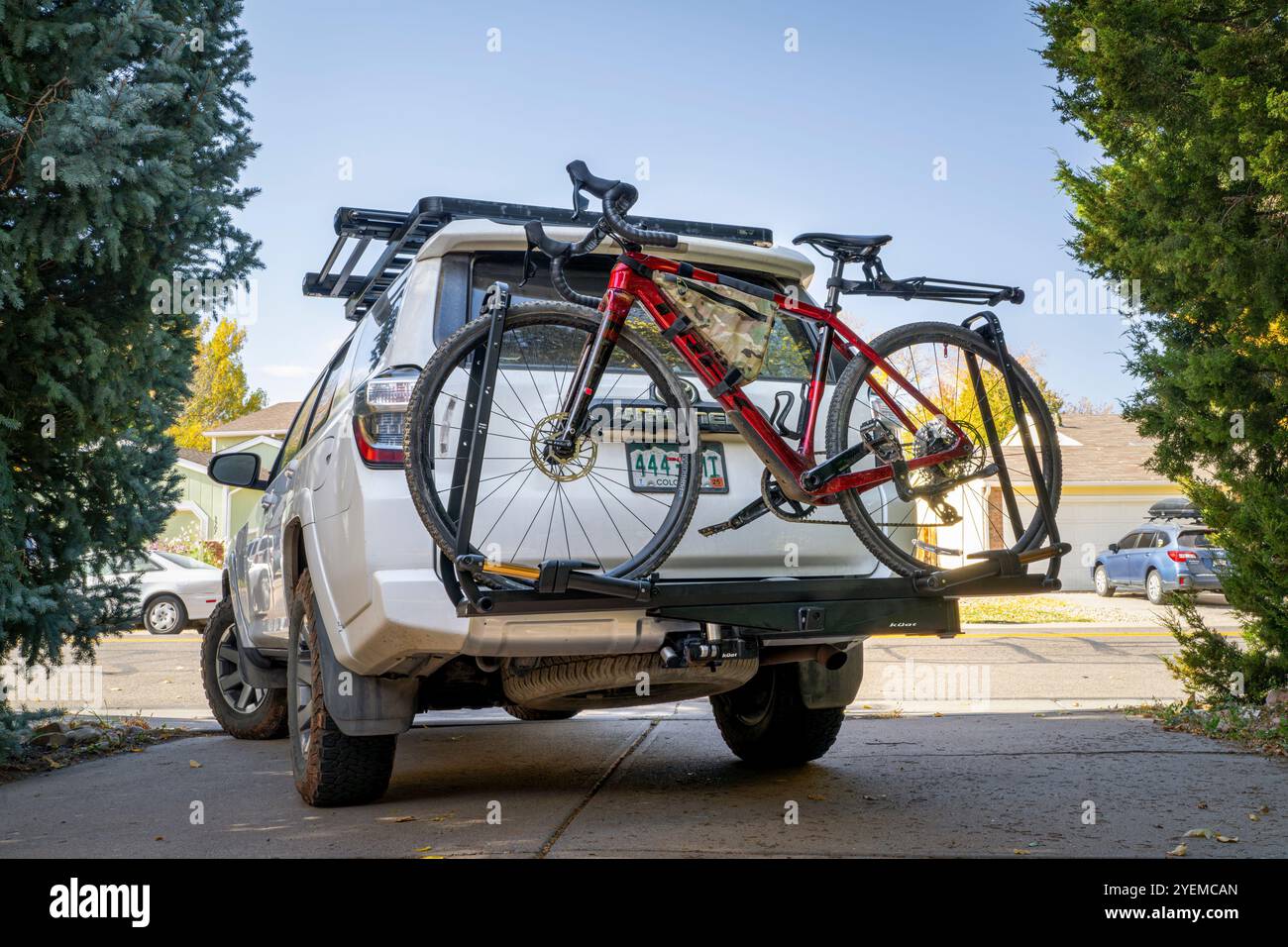 Bike on back of car hi res stock photography and images Alamy