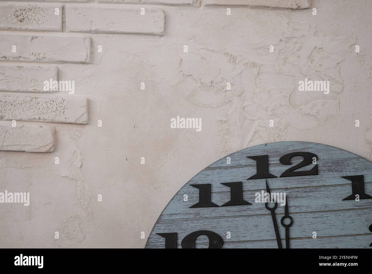 Minimalist round wall clock hi-res stock photography and images - Alamy