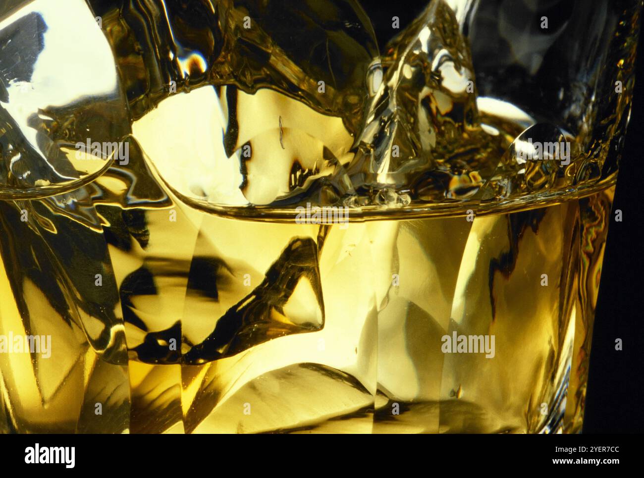 Whiskey ice in rocks hi-res stock photography and images - Alamy