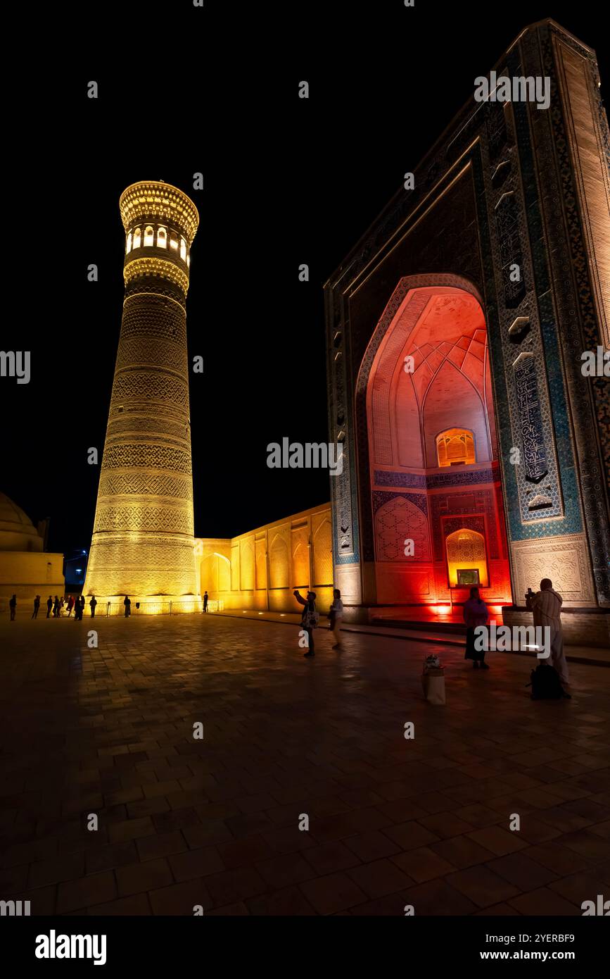 Night view of historical Kalyan Mosque and  Kalyan minaret, that is the main place in the holy Bukhara. Kalyan Mosque, composing Poi-Kalyan Ensemble i Stock Photo