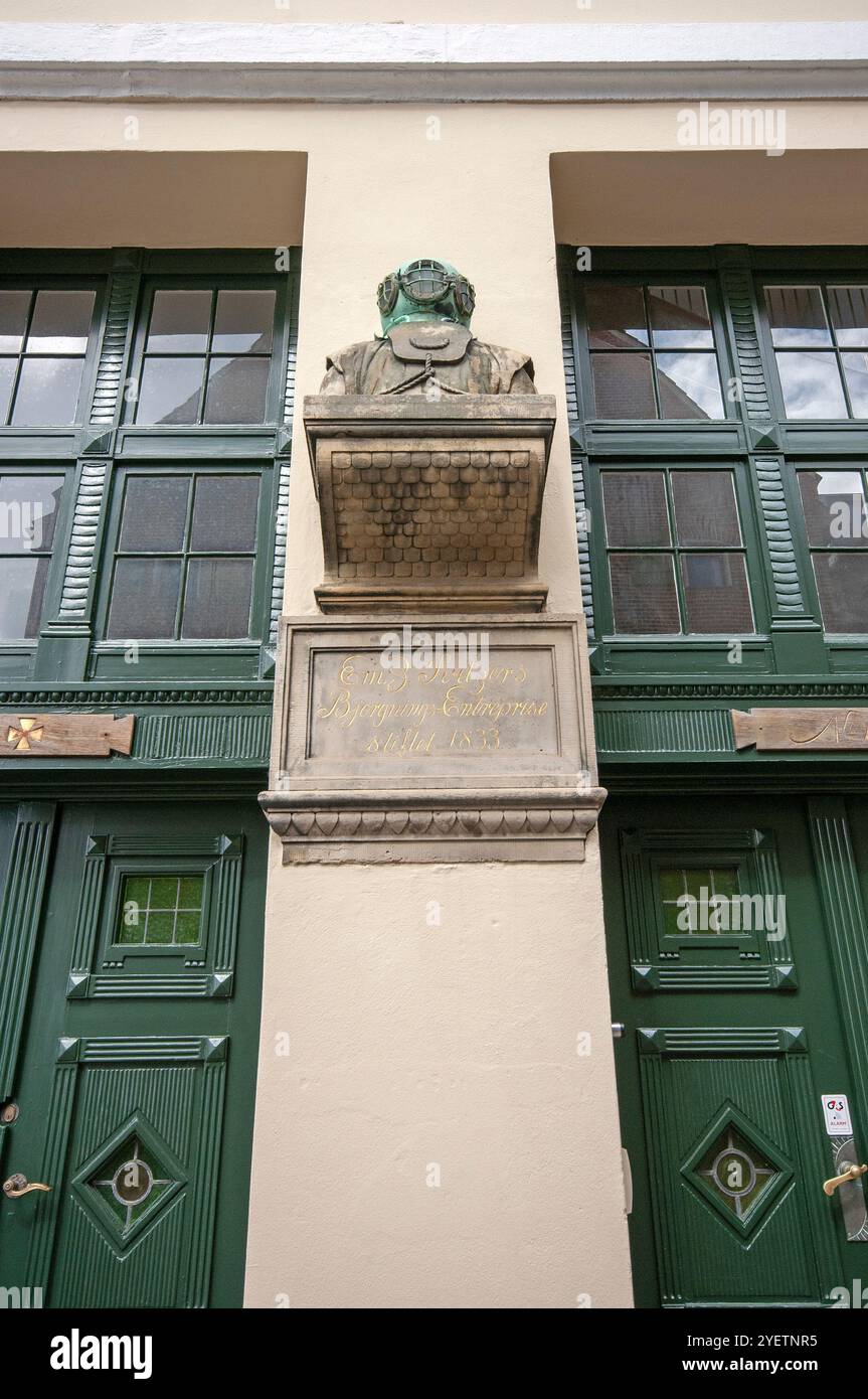 Bust of deep sea diver commemorating Em. Z. Svitzer's Bjergnings-Entreprise, the company foundend in 1833 by Emil Zeuthen Svitzer, Copenhagen, Denmark Stock Photo