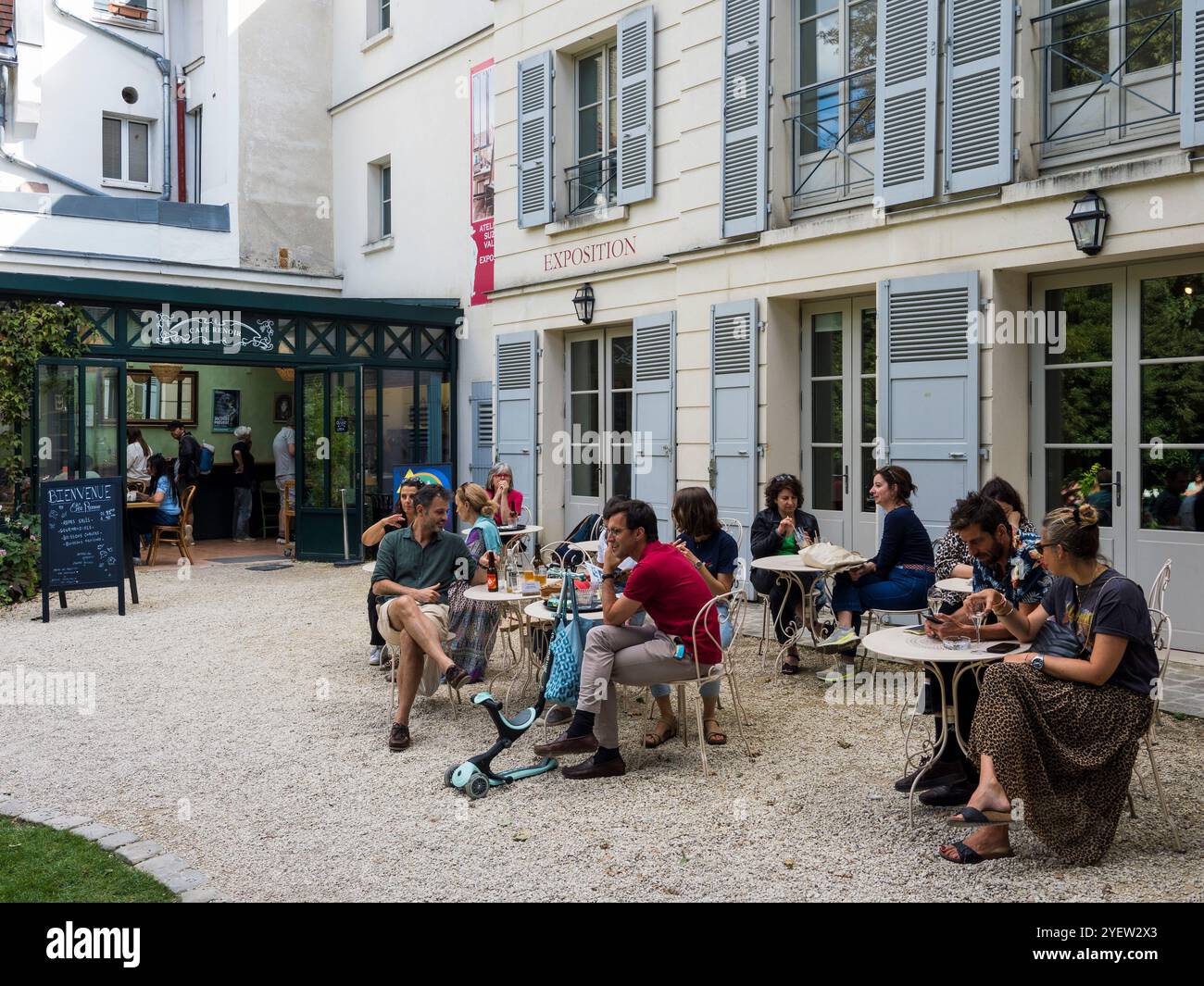 Cafe musee de montmartre hi-res stock photography and images - Alamy