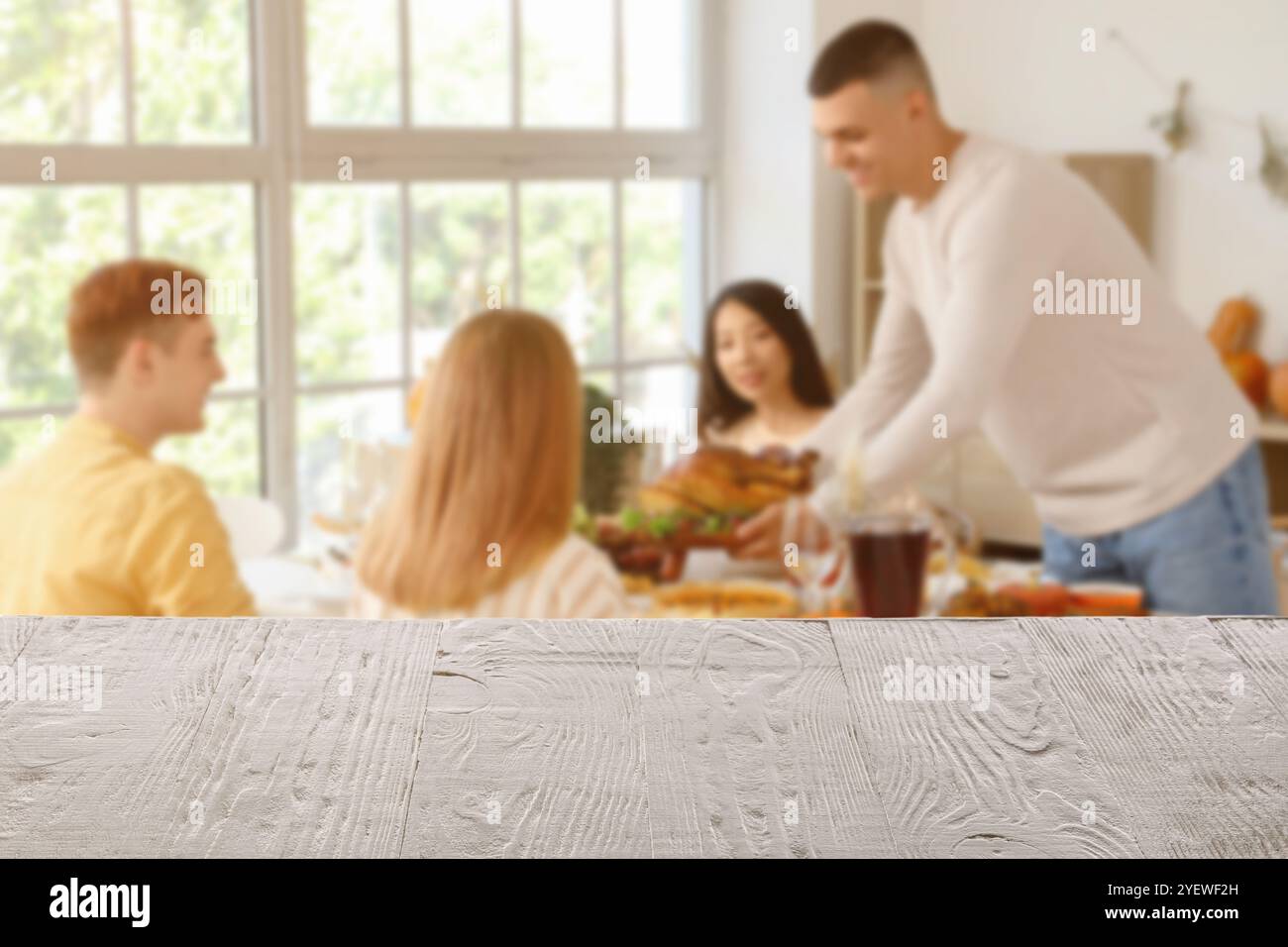 Having Table Man woman empty dining table home hi-res stock photography and images ...