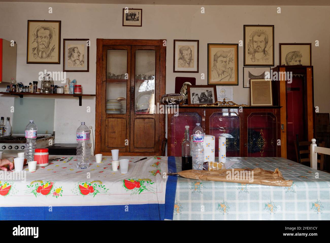 Italy kitchen house hi-res stock photography and images - Alamy, image size:1300x956