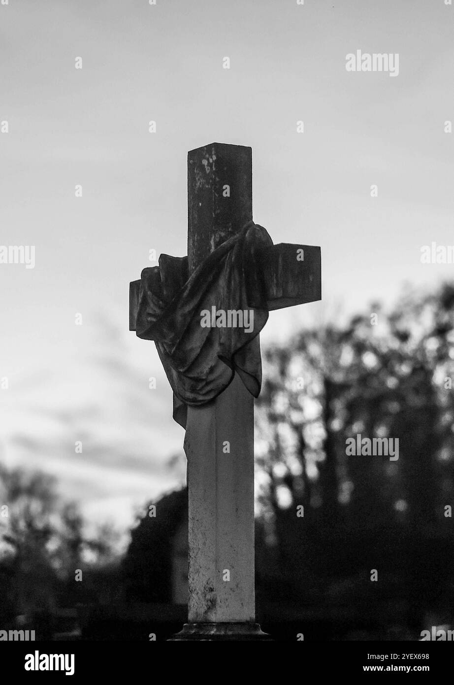 01.11..2024, Braunau am Inn, AUT, Unterwegs in der Oberösterreich, Fototermin, Themenbild, Verschiedene Themenbilder, Symbolbild, Friedhof, Stadtfriedhof Braunau, im Bild Friedhof, Grab, Gräber, Friedhof, Gesteck, Blumen, Blumenschmuck, Kreuz, Kruzifix, Jesu Christi, Allerheiligen, Engerl, Engel, Kerzen, Grab, Grablicht, Blumen, Symbolbild, Feature, Herbst 2024, *** 01 11 2024, Braunau am Inn, AUT, On the road in Upper Austria, photo session, theme picture, various theme pictures, symbol picture, cemetery, Braunau city cemetery, in the picture cemetery, grave, graves, cemetery, flower arrangem Stock Photo