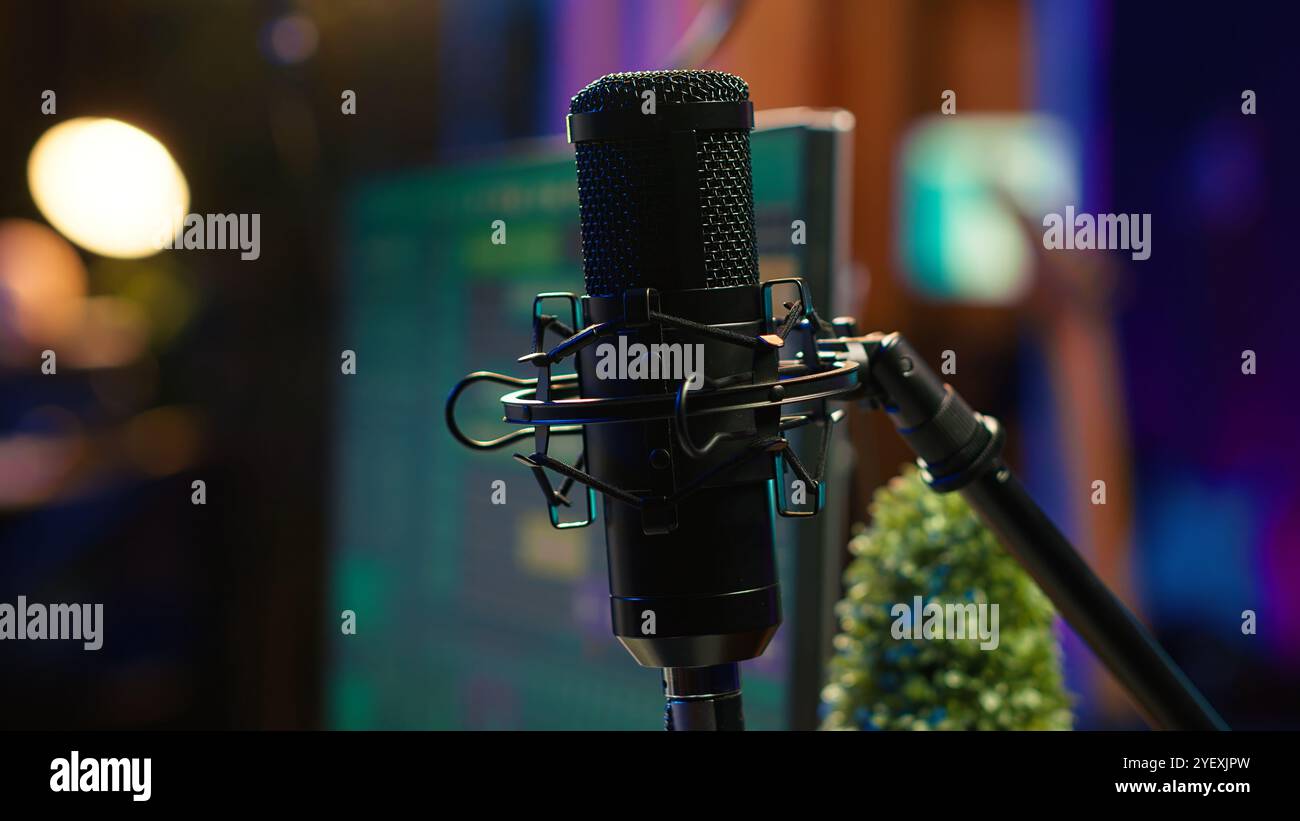 Empty home studio desk daw hi-res stock photography and images - Alamy