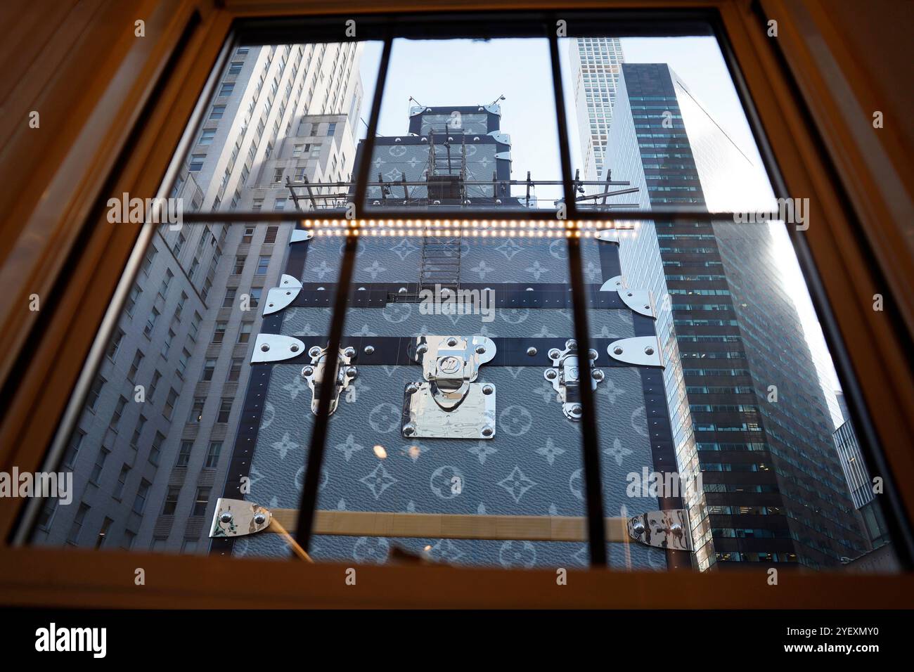 Flagship louis vuitton store nyc hi-res stock photography Flagship louis vuitton store nyc hi-res stock photography