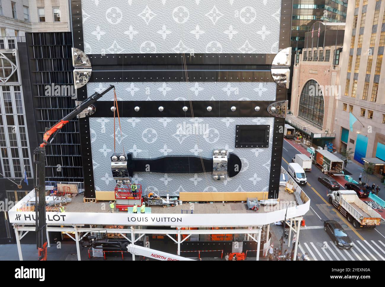 Flagship louis vuitton store nyc hi-res stock photography Flagship louis vuitton store nyc hi-res stock photography