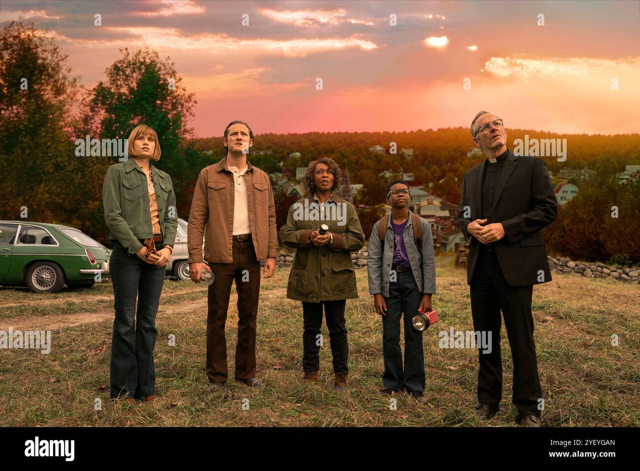 ALFRE WOODARD, JOHN BENJAMIN HICKEY, MAKENZIE LEIGH, LEWIS PULLMAN and JORDAN PRESTON in SALEM'S LOT (2004), directed by MIKAEL SALOMON. Credit: WARNER BROS. TELEVISION / Album Stock Photo