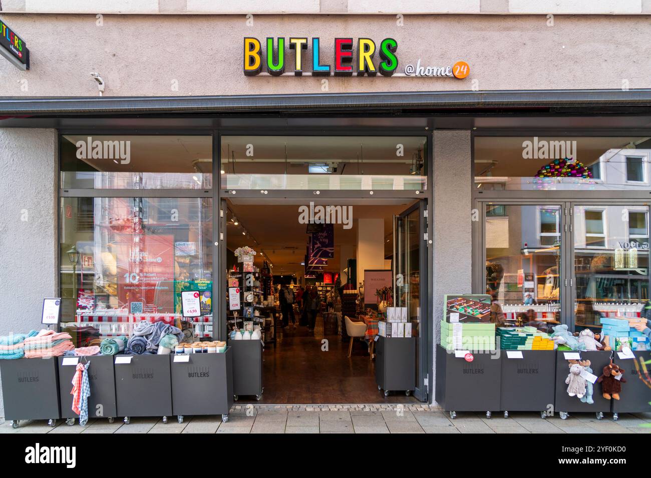 Einzelhandel in Augsburg Ein Geschäft der Firma BUTLERS im Stadtzentrum von Augsburg *** Retail in Augsburg A BUTLERS store in the city center of Augs Stock Photo