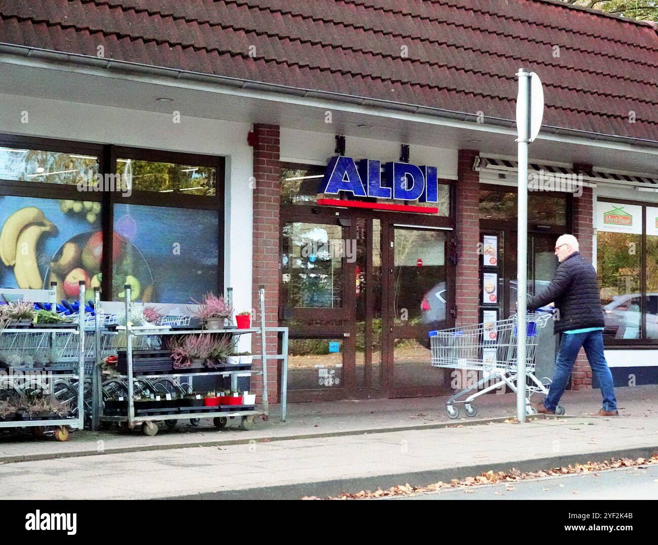 KUnde bei ALDI zum einkaufen gesehen am 02.11.2024 in Hannover