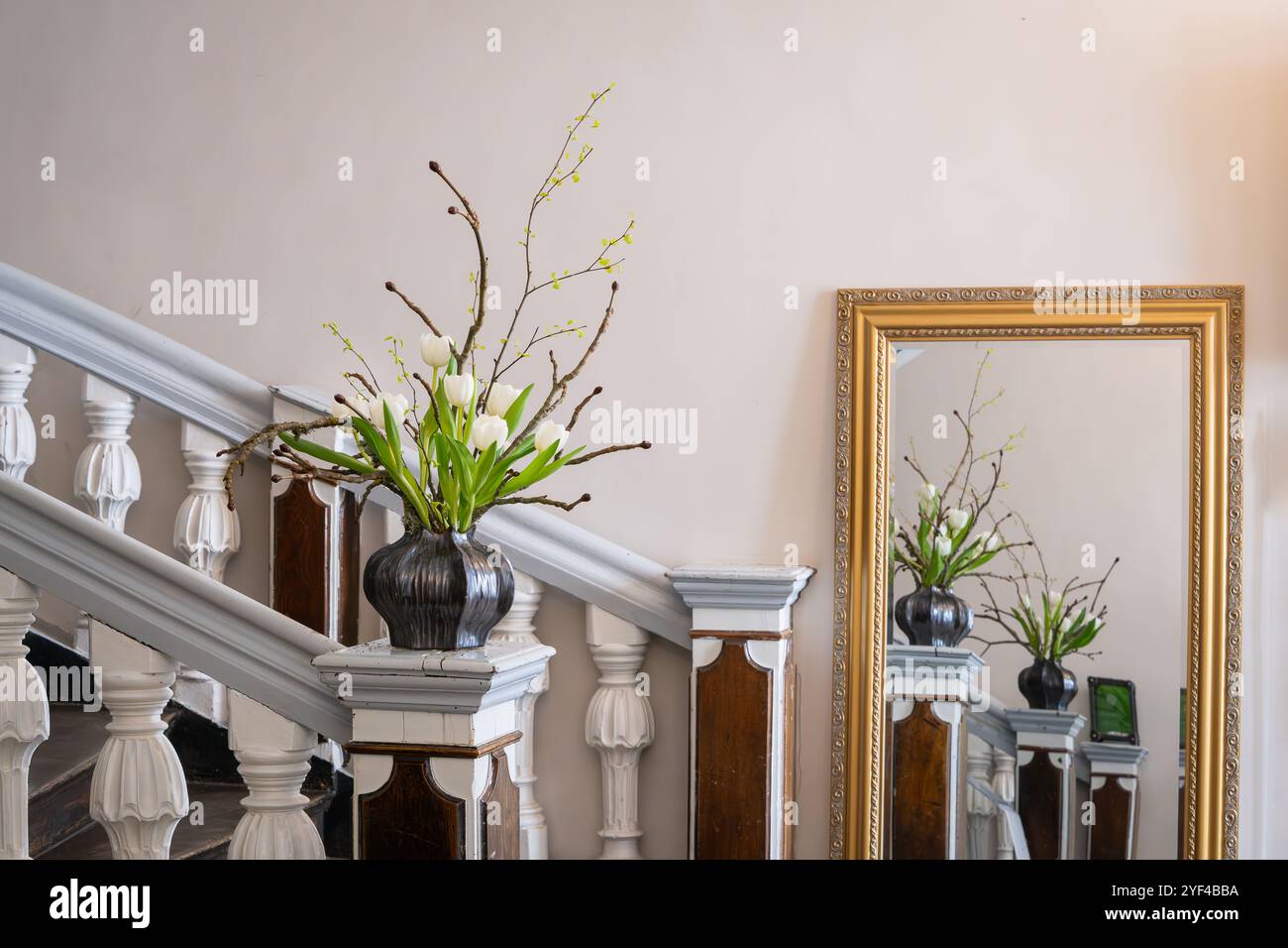 Spring flower arrangement hi-res stock photography and images - Alamy