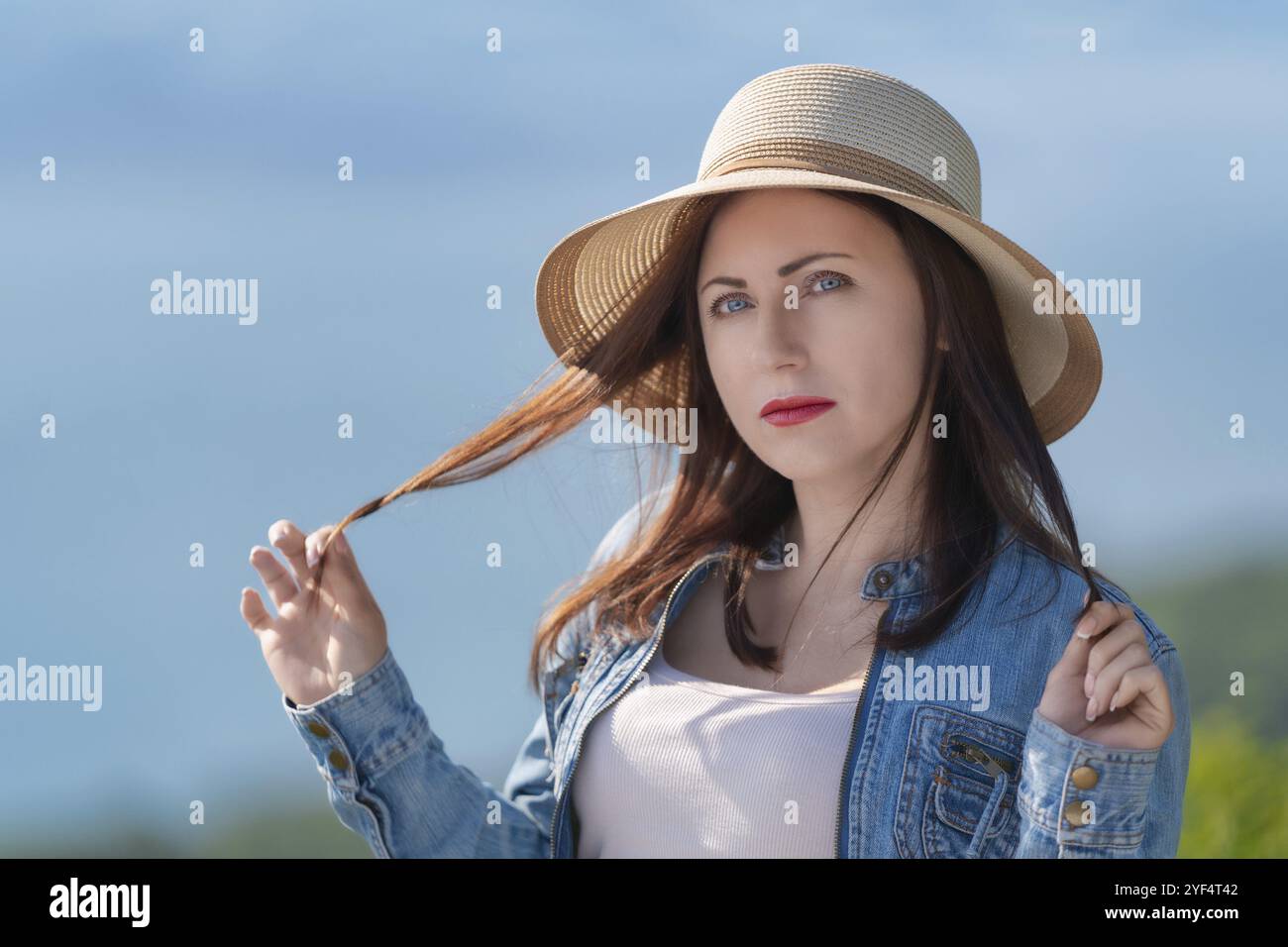 Women standing facing camera hi-res stock photography and images - Alamy