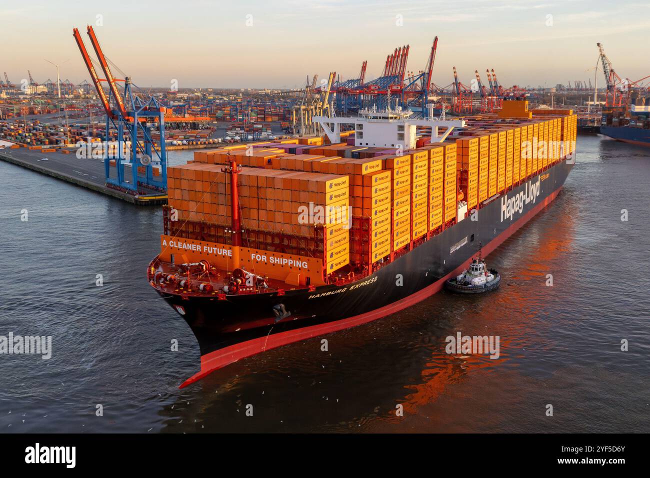 Hapag-Lloyd's LNG powered flagship HAMBURG EXPRESS shifting berthes in ...