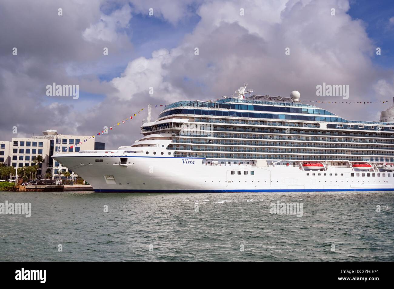 Oceania vista ship hi-res stock photography and images - Alamy