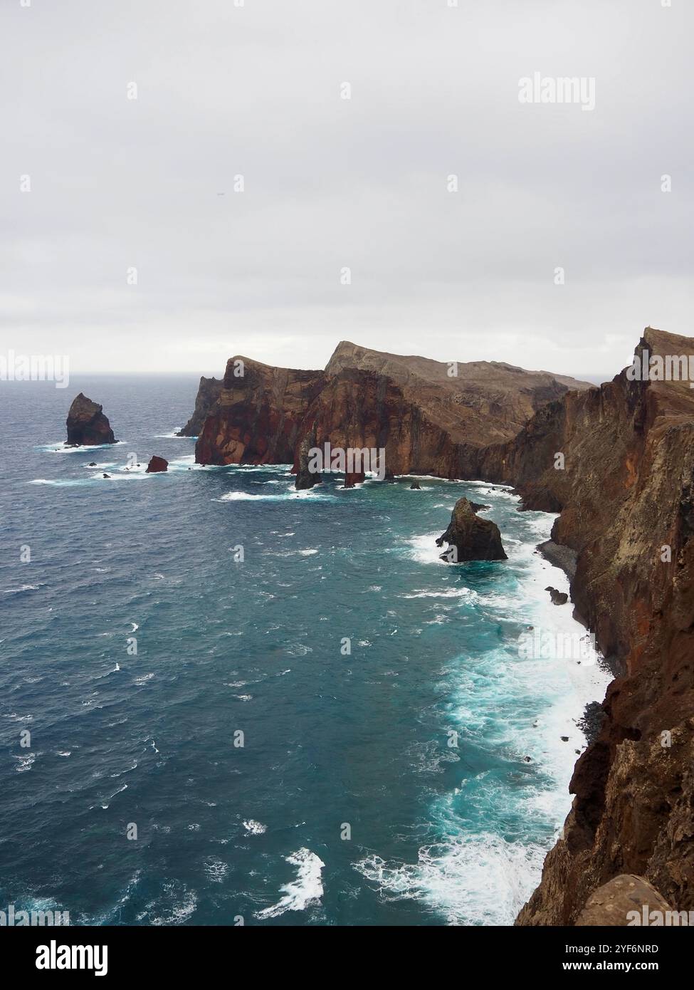 Waves crash against rugged cliffs hi-res stock photography and images ...