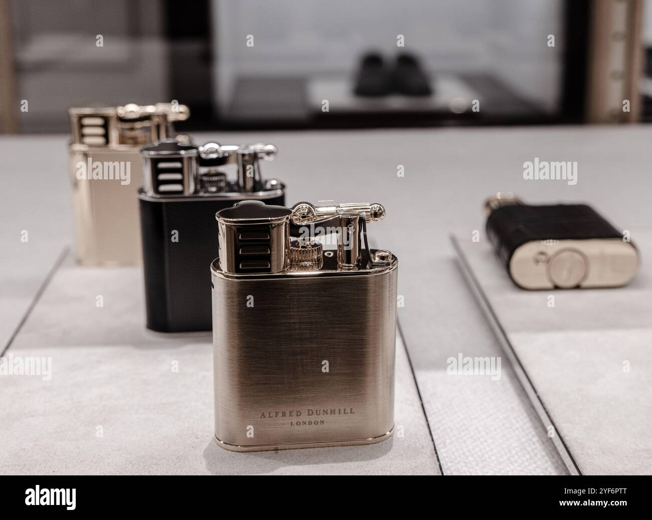 Bonhams : A Parker Beacon (Dunhill) watch/lighter