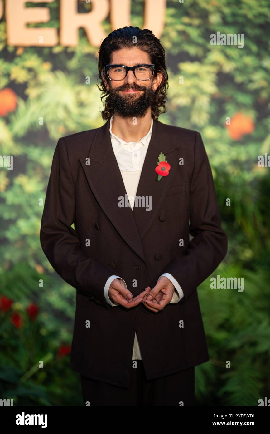 Ben whishaw paddington bear hi-res stock photography and images - Alamy