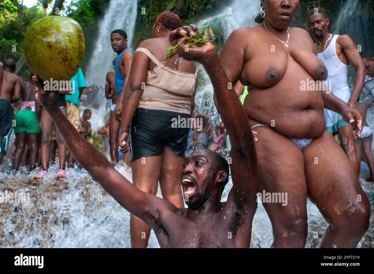 Haiti Voodoo Festival in Saut d'Eau, in Saut d'Eau, Ville Bonheur, Haiti. Thousands of both Vodou and Catholic followers gathered under the Saut d'Eau Stock Photo