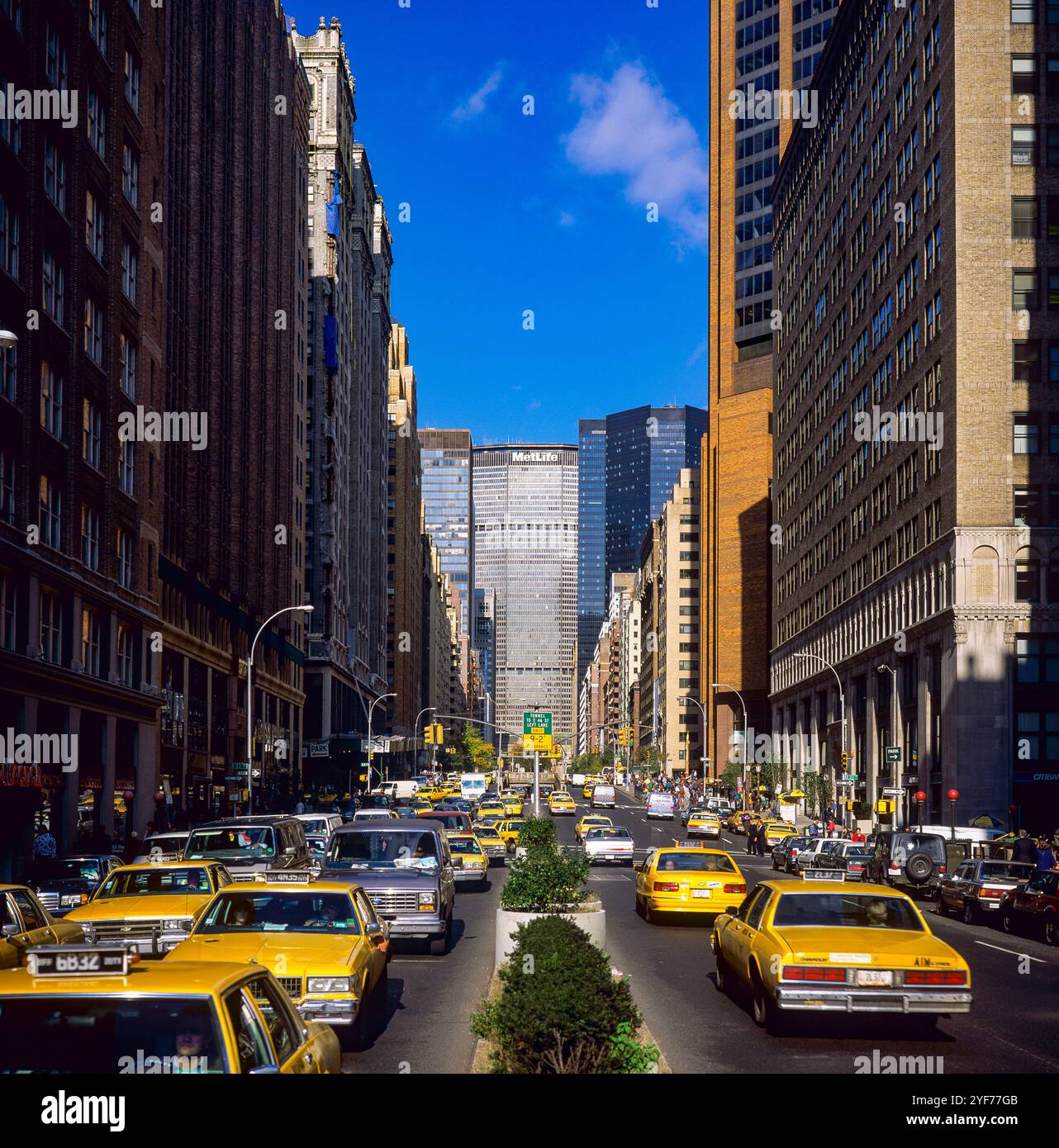 New York, 1990s, Park Avenue south, yellow taxis, Met Life building in ...