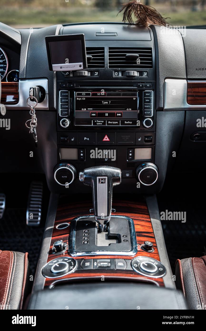 Volkswagen touareg 2007 hi-res stock photography and images - Alamy, image size:866x1390