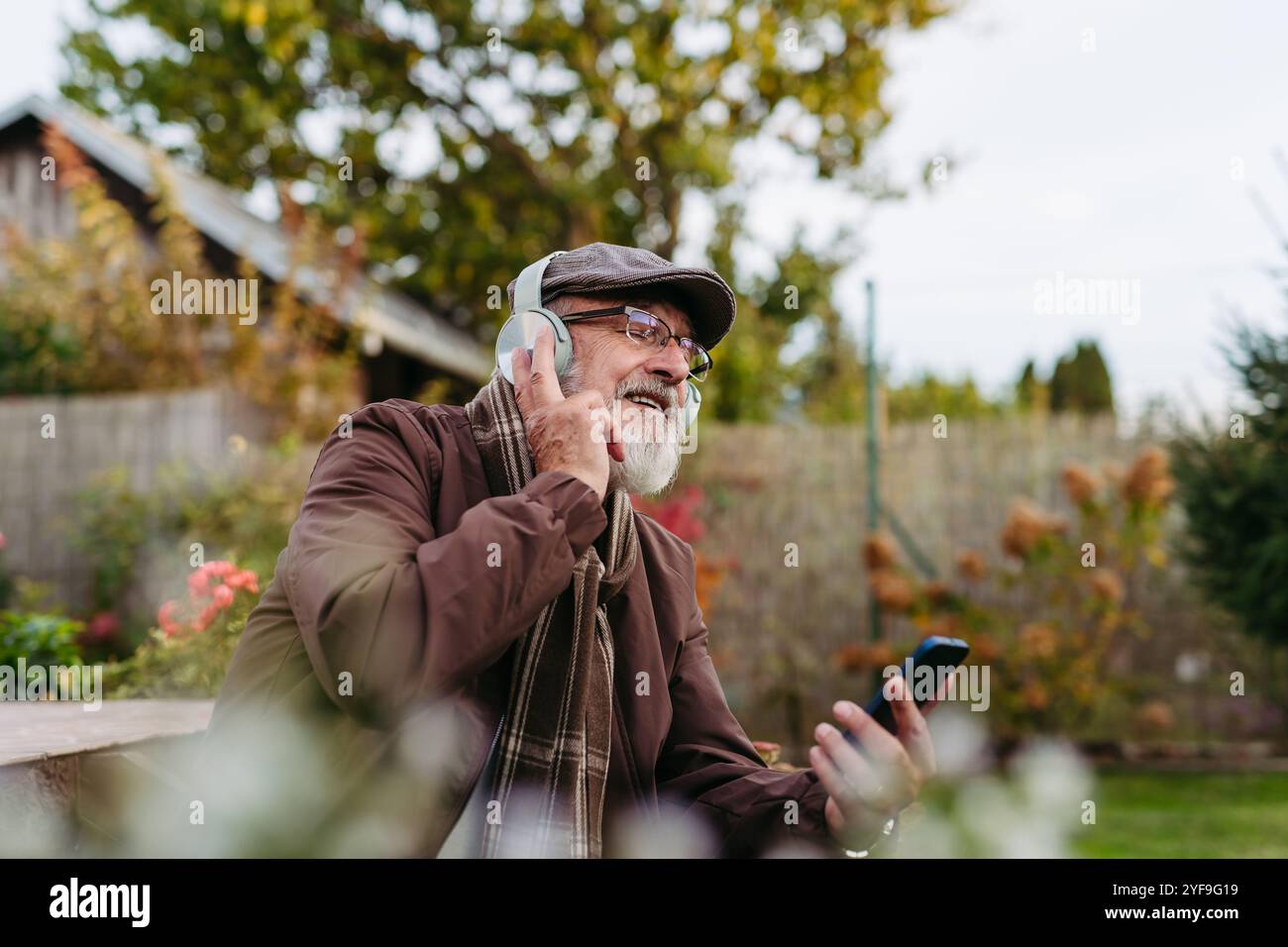 Elderly man wearing a beret hi-res stock photography and images - Alamy