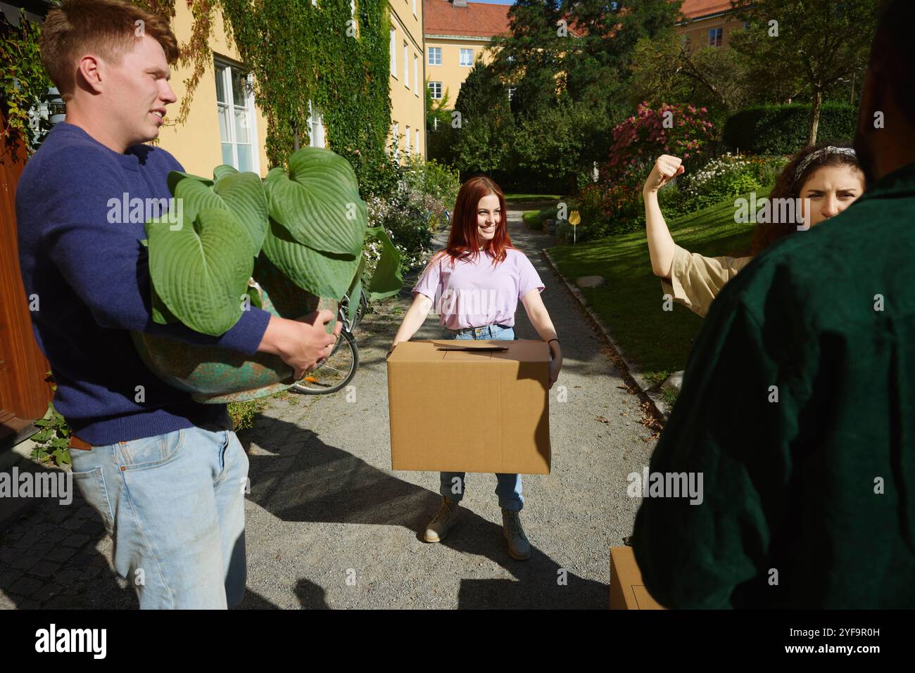 Mature man cardboard boxes hi-res stock photography and images - Alamy