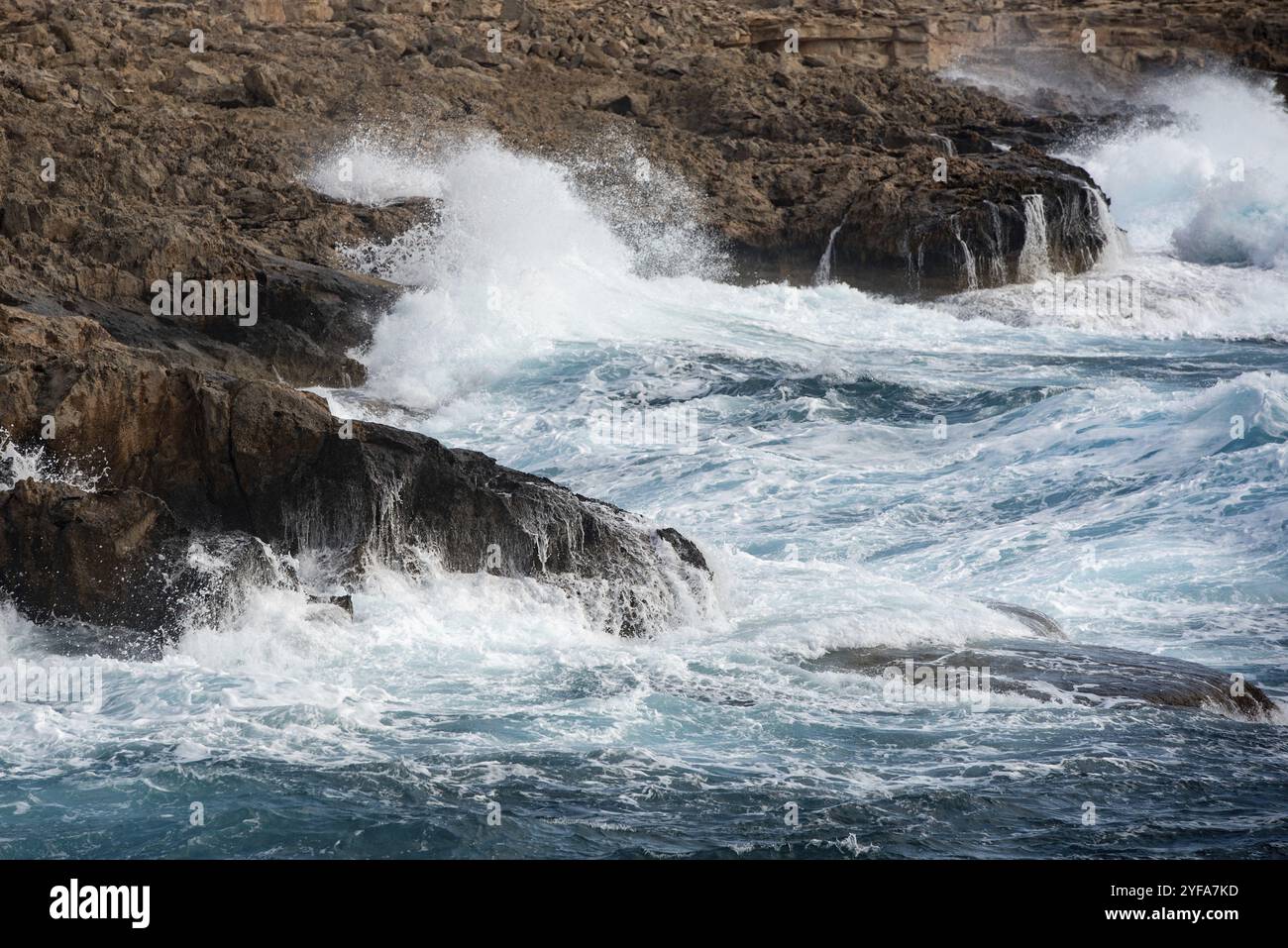 Scene waves crashing shore rocks hi-res stock photography and images ...