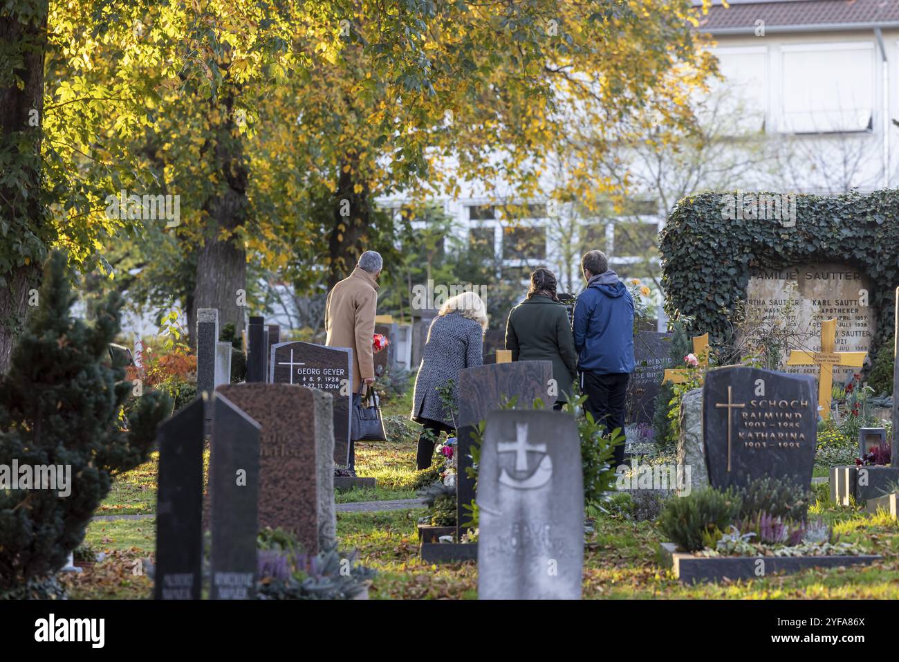 All Saints' Day at the Bergfriedhof cemetery in Stuttgart. Catholics commemorate their deceased relatives. Grave decorations and candles. Stuttgart, B Stock Photo
