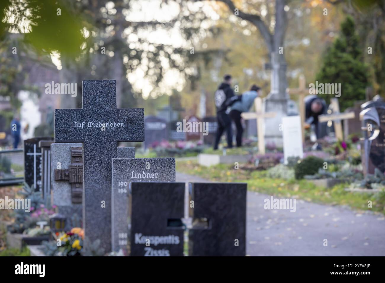 All Saints' Day at the Bergfriedhof cemetery in Stuttgart. Catholics commemorate their deceased relatives. Grave decorations and candles. Stuttgart, B Stock Photo