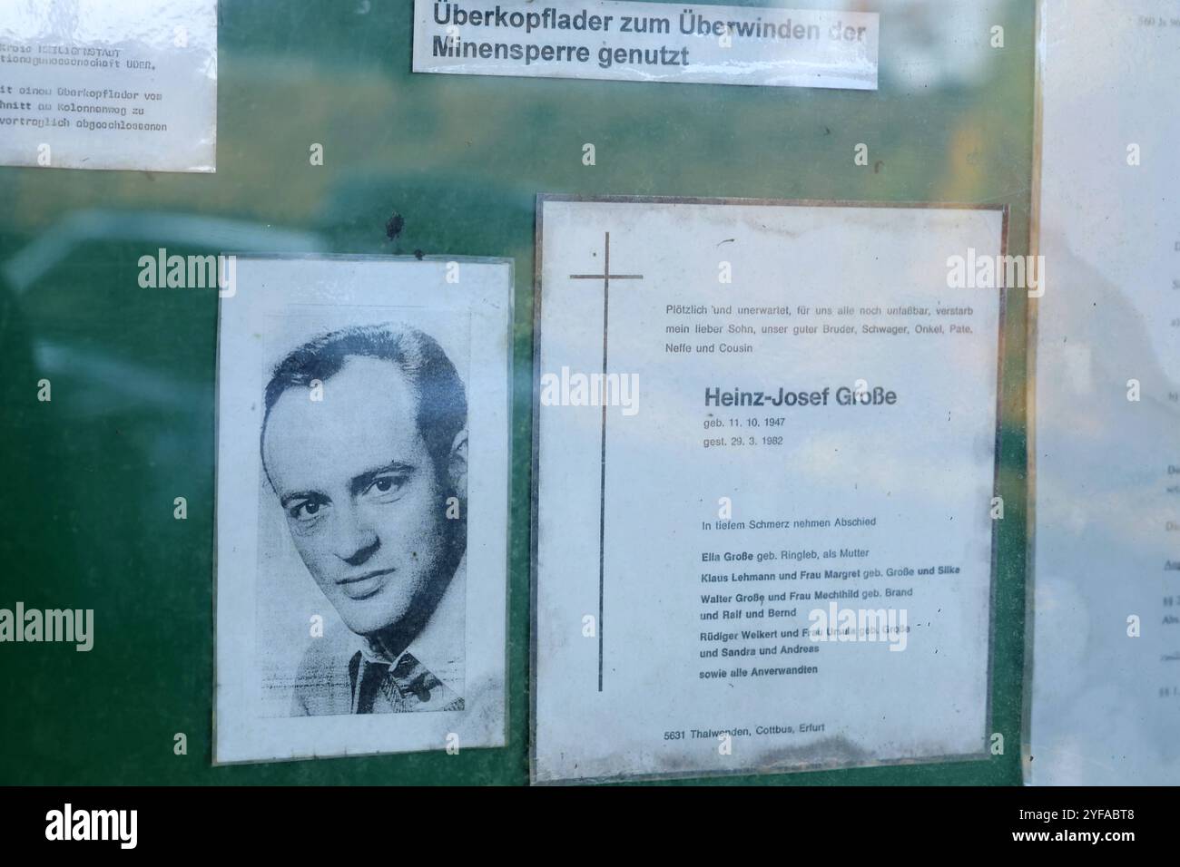 Traueranzeige an der Gedenkstelle des Grenzmuseums Schifflersgrund in der Gemeinde Asbach-Sickenberg in der Gemarkung Schifflersgrund, erinnert an Heinz-Josef Grosse Große, der an der Grenze am 29. Maerz 1982 erschossen wurde Foto vom 24.10.2024. Seit dem 3. Oktober 1991 erinnert die Gedenkstaette Schifflersgrund an der hessisch-thueringischen Grenze - zwischen Bad Sooden-Allendorf im hessischen Werratal und Asbach-Sickenberg im thueringischen Eichsfeld - an die Schicksale von Menschen, die an der Grenze lebten und arbeiteten. Mit der Neugestaltung, die ab 9. November zu sehen ist, hat das Gre Stock Photo