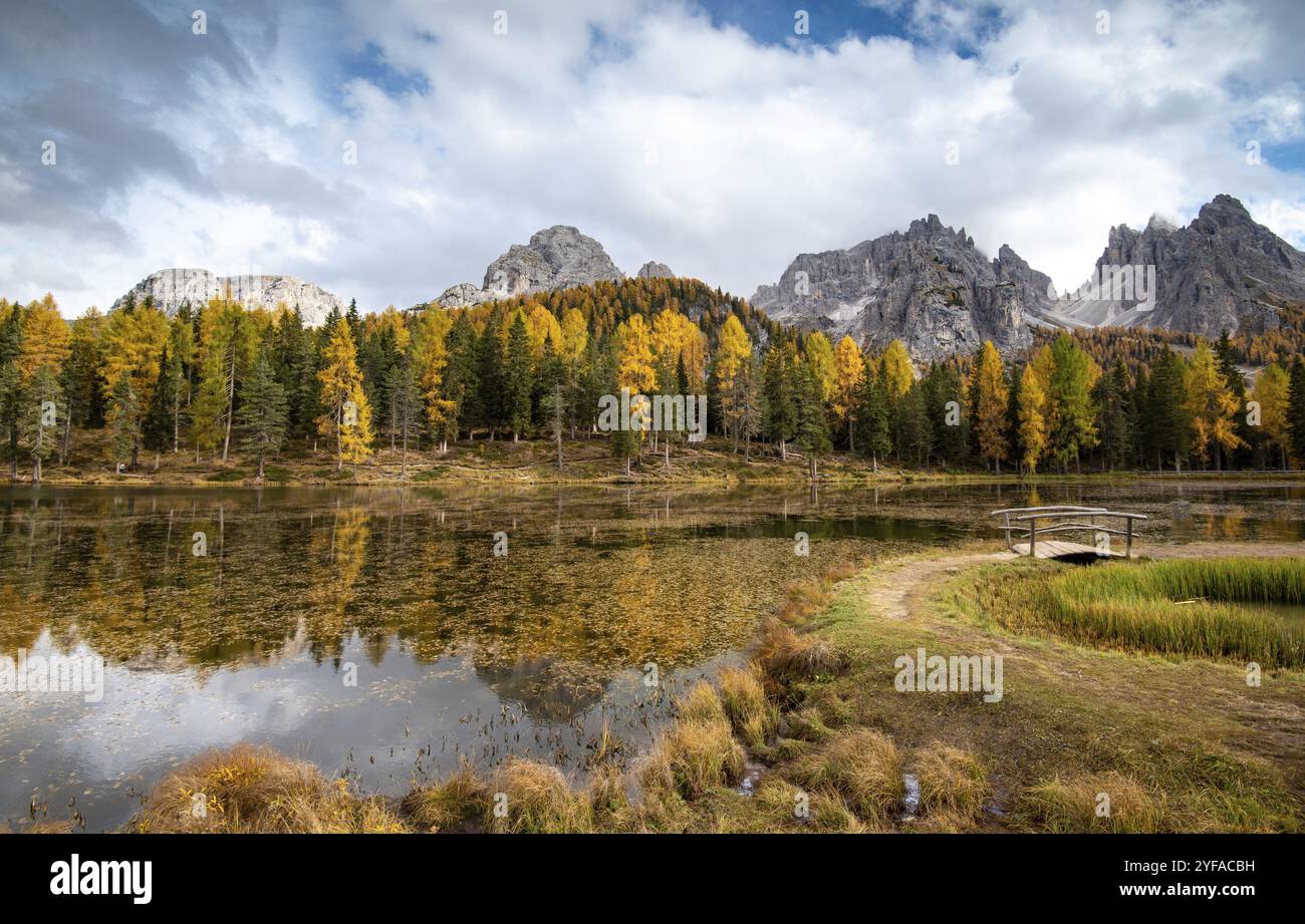 The lake of Lago di antorno with Tre cime di lavadero mountain ...