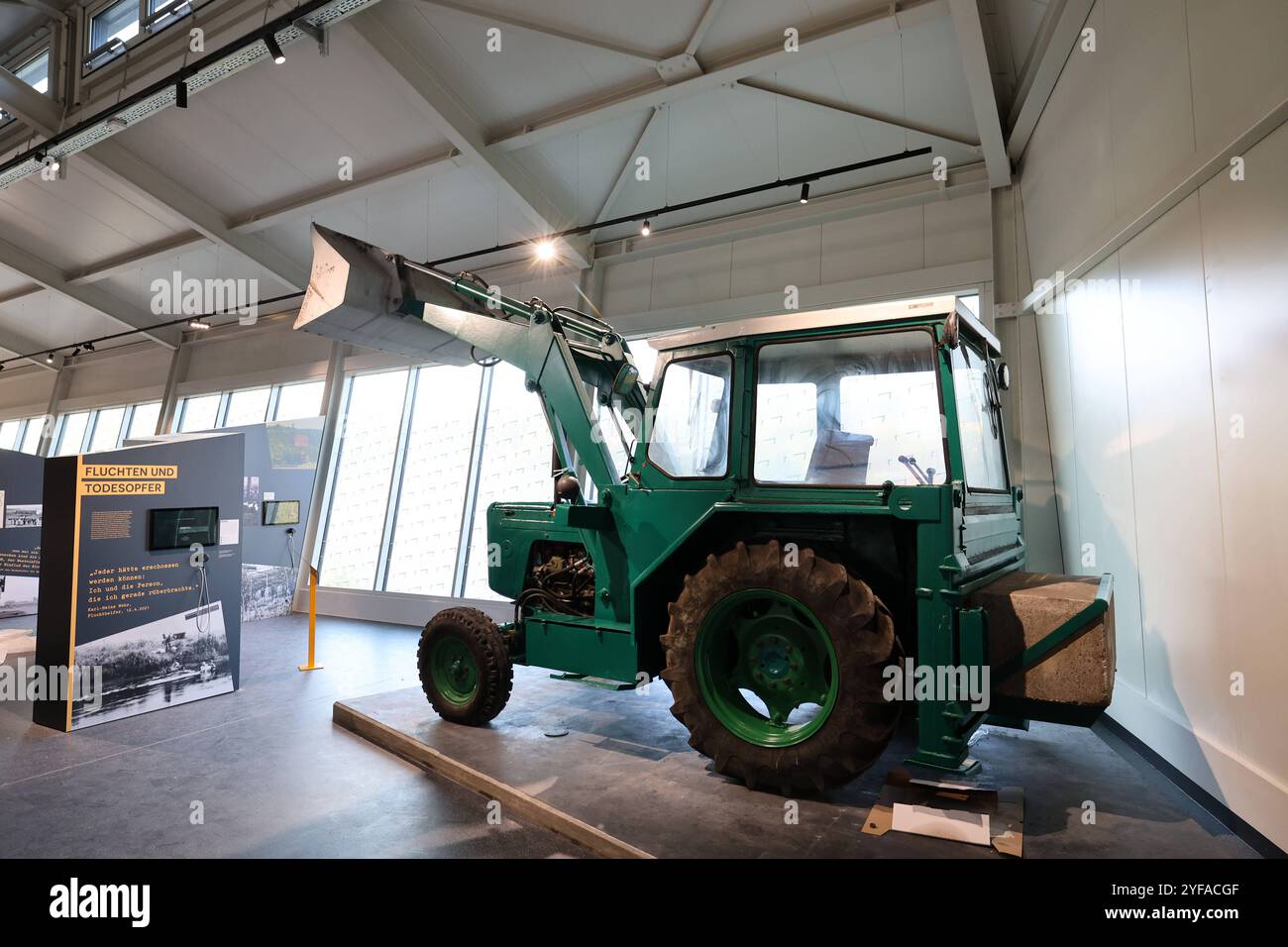 Ein Radlader, der am 29. Maerz 1982 dem 34-jaehrigen Arbeiter Heinz-Josef Grosse Große aus dem Thalwenden zur Ueberwindung des Grenzzauns verhalf, im Grenzmuseum Schifflersgrund in der Gemeinde Asbach-Sickenberg in der Gemarkung Schifflersgrund Foto vom 24.10.2024. Auf westliches Gebiet schaffte er es jedoch nicht: DDR-Grenzsoldaten schossen ihm in den Ruecken. Er verblutete am Hang. Seit dem 3. Oktober 1991 erinnert die Gedenkstaette Schifflersgrund an der hessisch-thueringischen Grenze - zwischen Bad Sooden-Allendorf im hessischen Werratal und Asbach-Sickenberg im thueringischen Eichsfeld - Stock Photo
