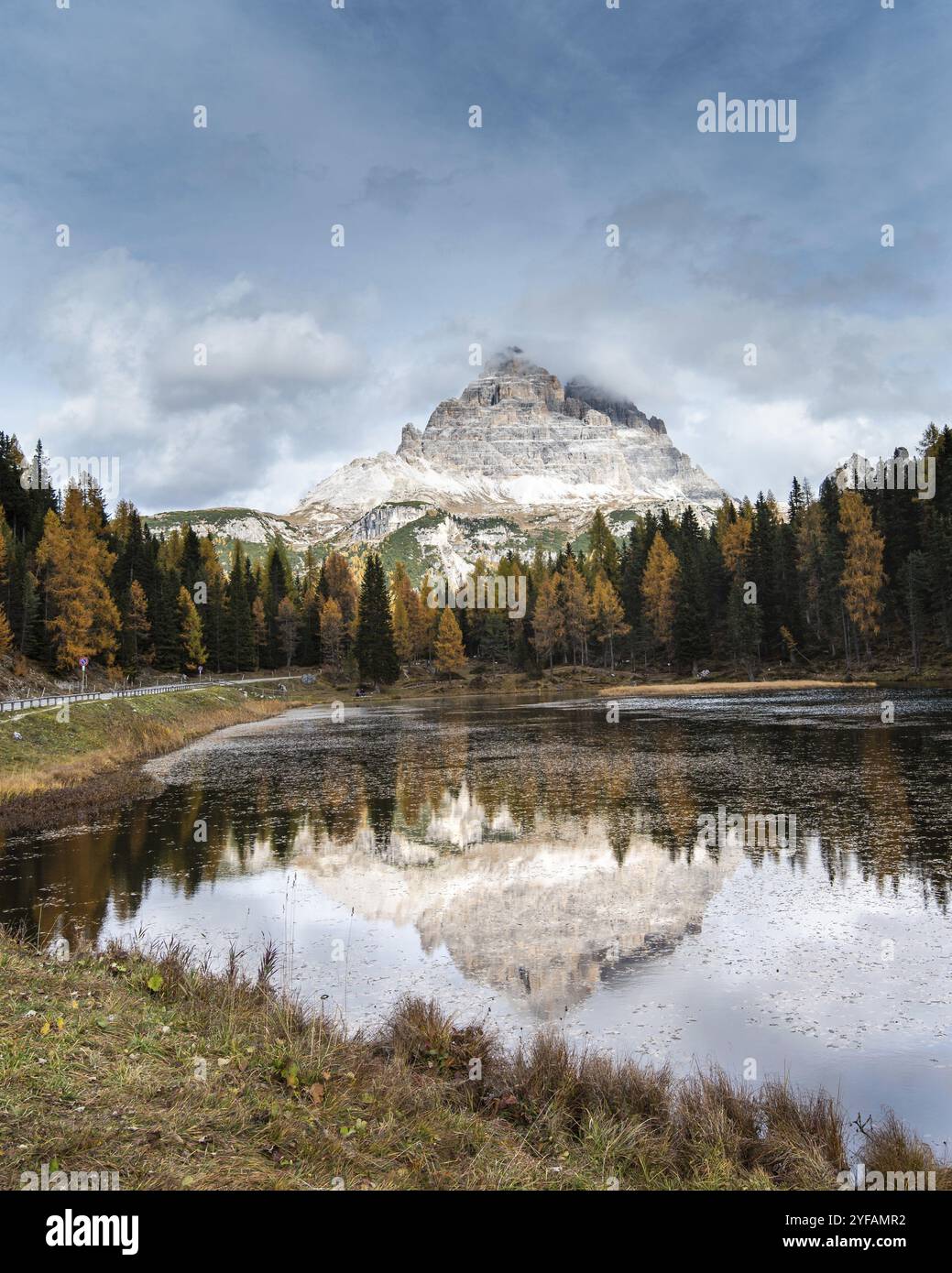 The lake of Lago di antorno with Tre cime di lavadero mountain ...