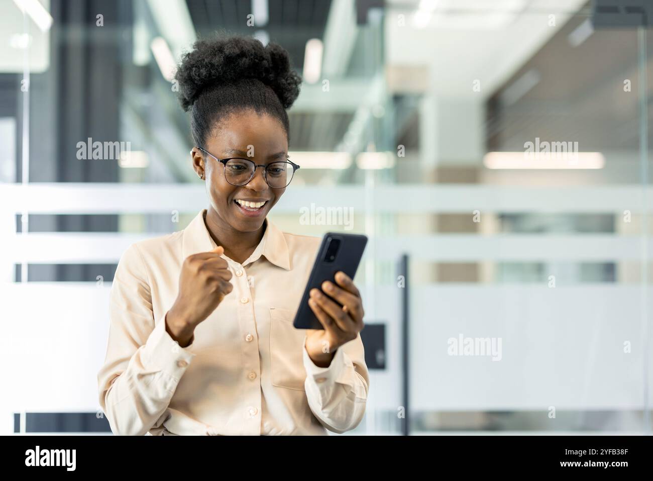 Seated black woman hi-res stock photography and images - Alamy