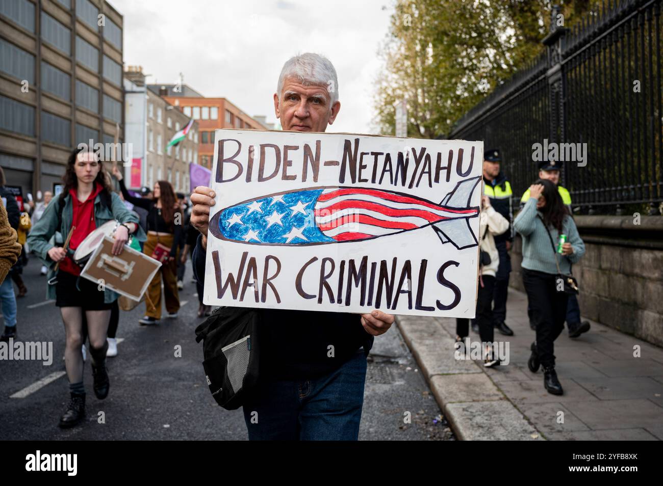 Rally holding signs hi-res stock photography and images - Alamy