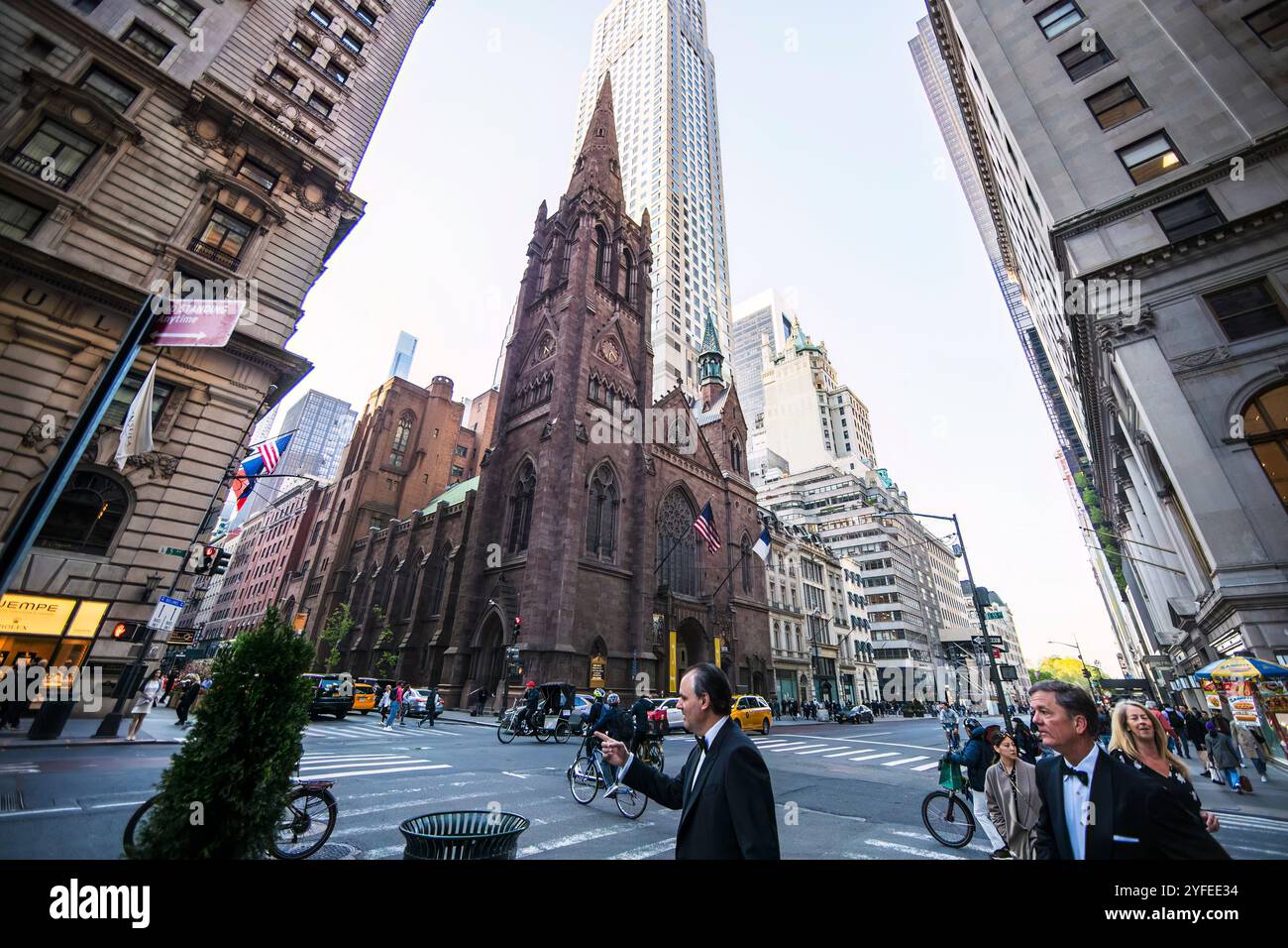 Skyscrapers corner fifth avenue hi-res stock photography and images - Alamy