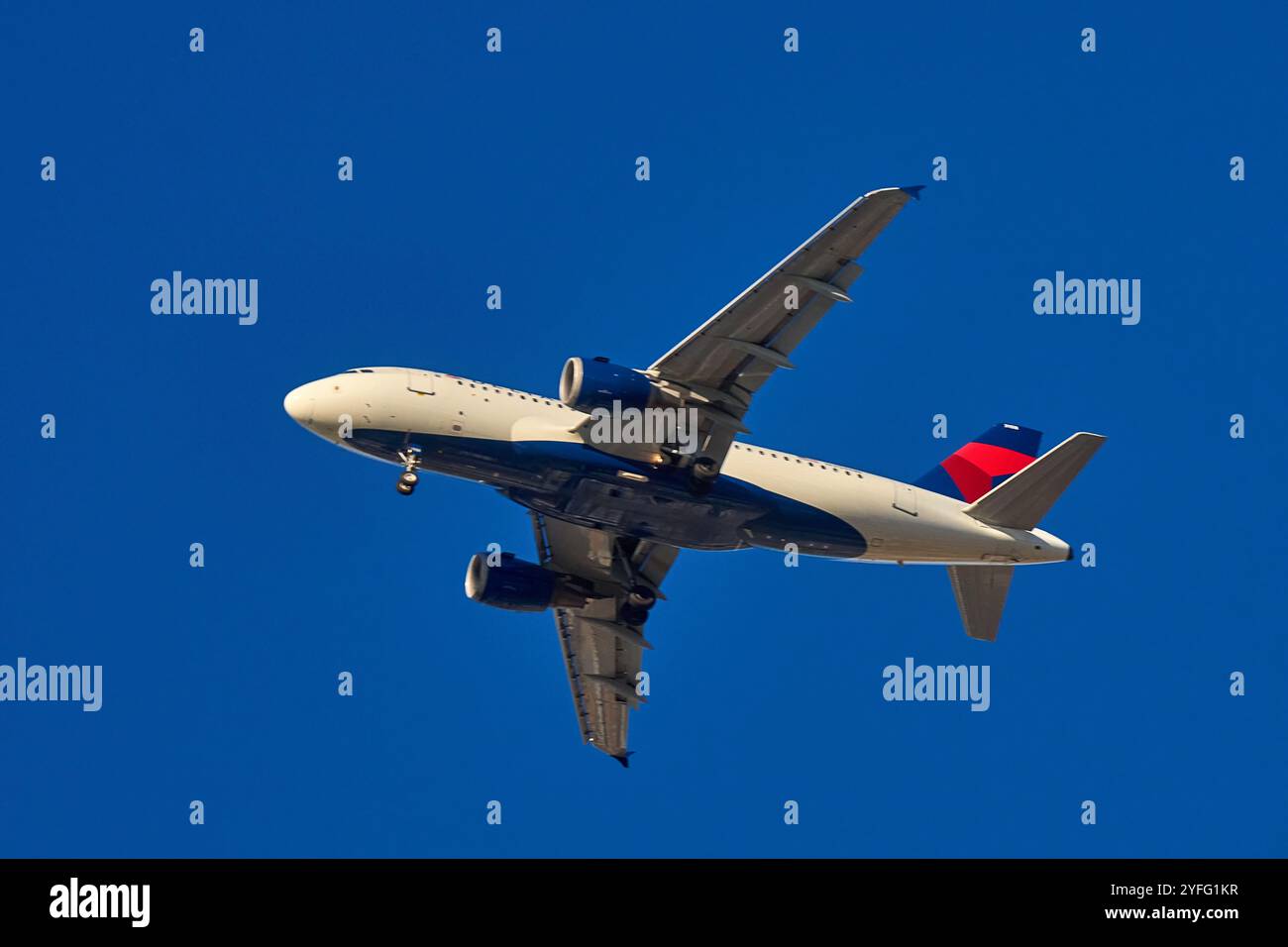 White airplane takes off hi-res stock photography and images - Alamy