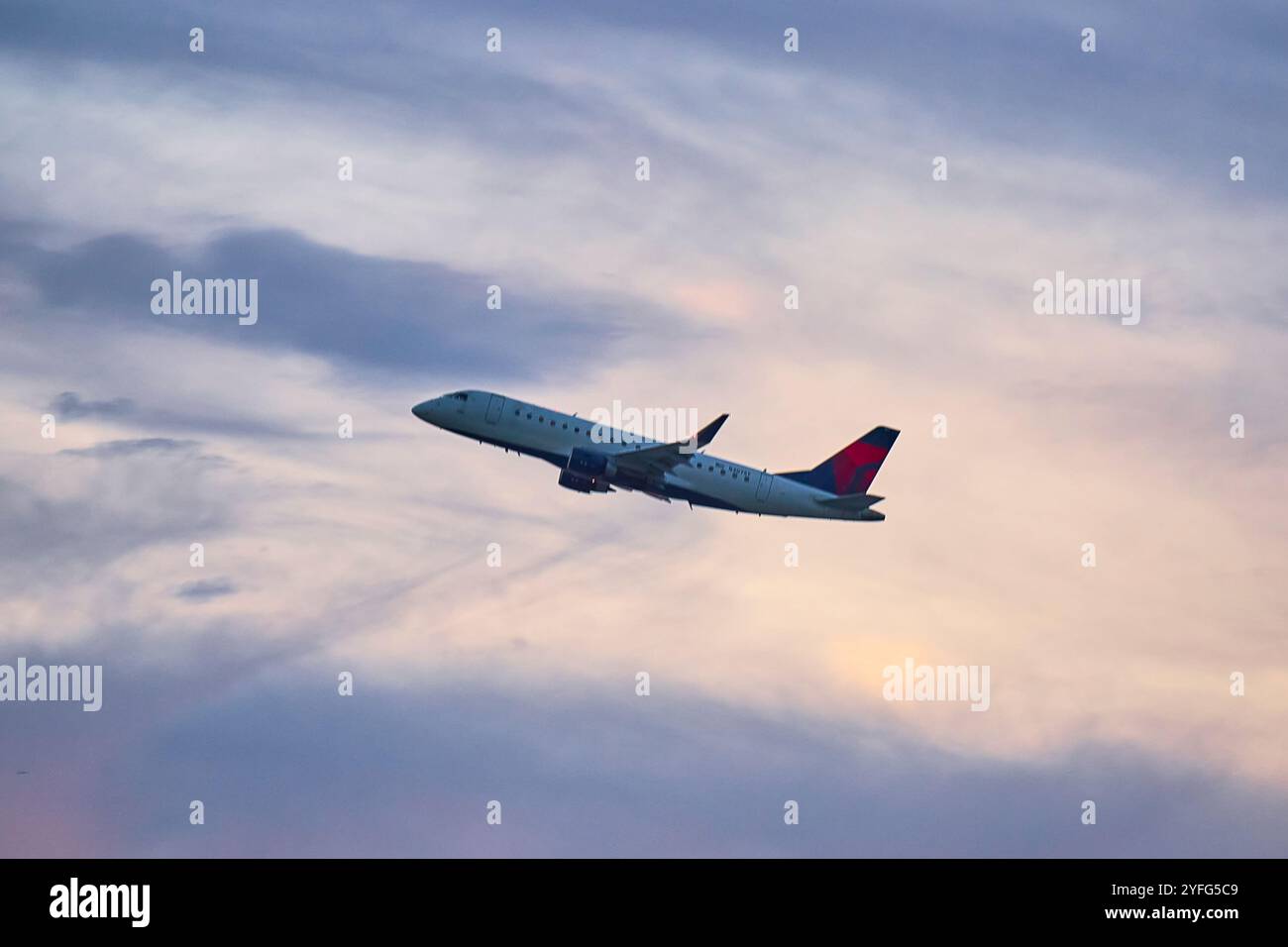 White airplane takes off hi-res stock photography and images - Alamy
