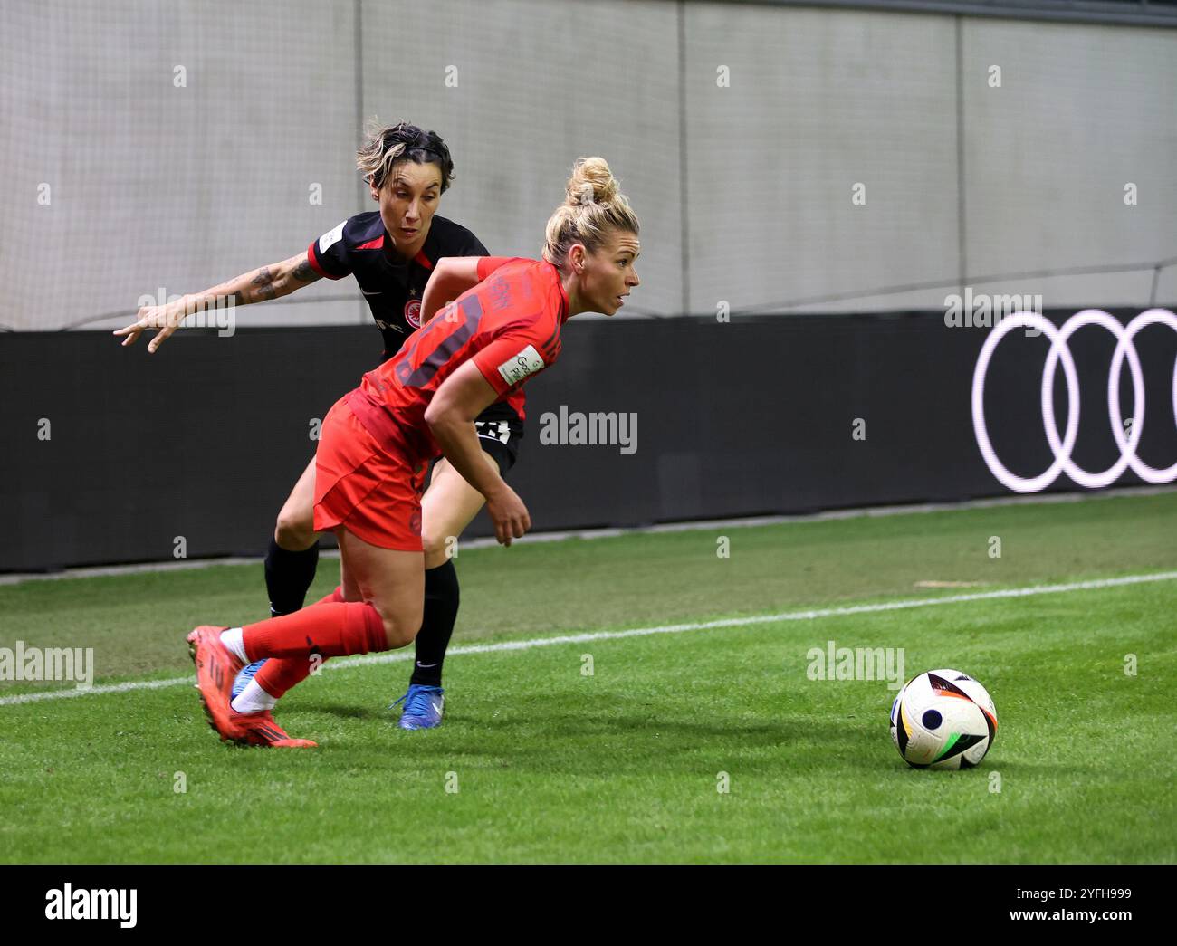 linda-dallmann-fc-bayern-munchen-vorne-im-zweikampf-mit-sar-hi-res