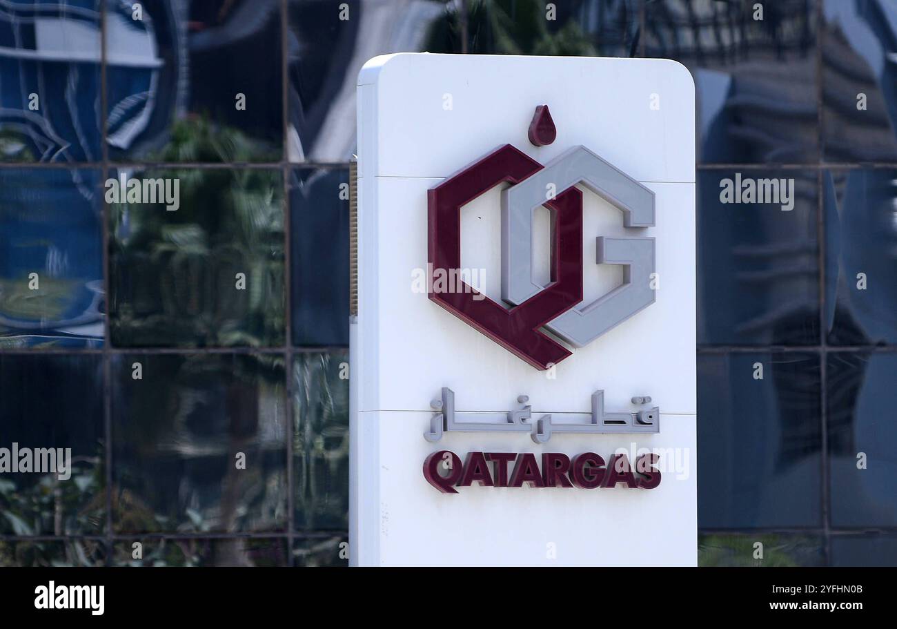 Energiewirtschaft 01.11.2024 Firmenschild von Qatargas in Doha *** Energy industry 01 11 2024 Qatargas company sign in Doha Stock Photo