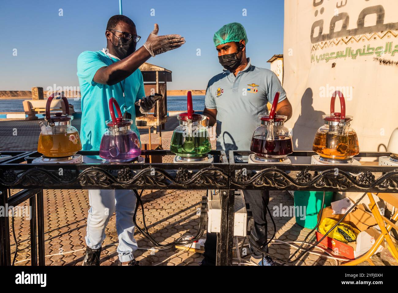 Saudi tea seller hi-res stock photography and images - Alamy