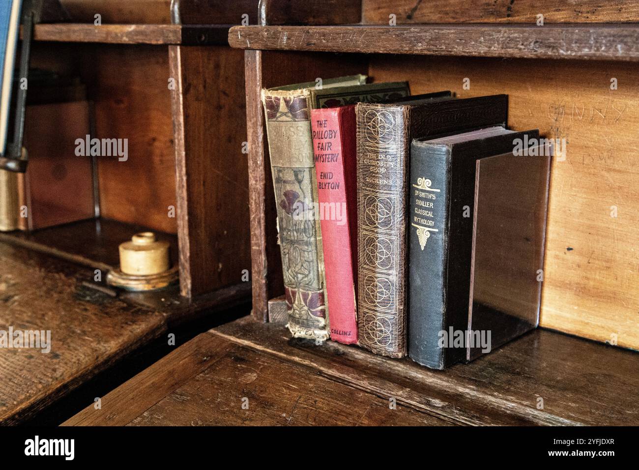 Vintage old school desk hi-res stock photography and images Vintage old school desk hi-res stock photography and images