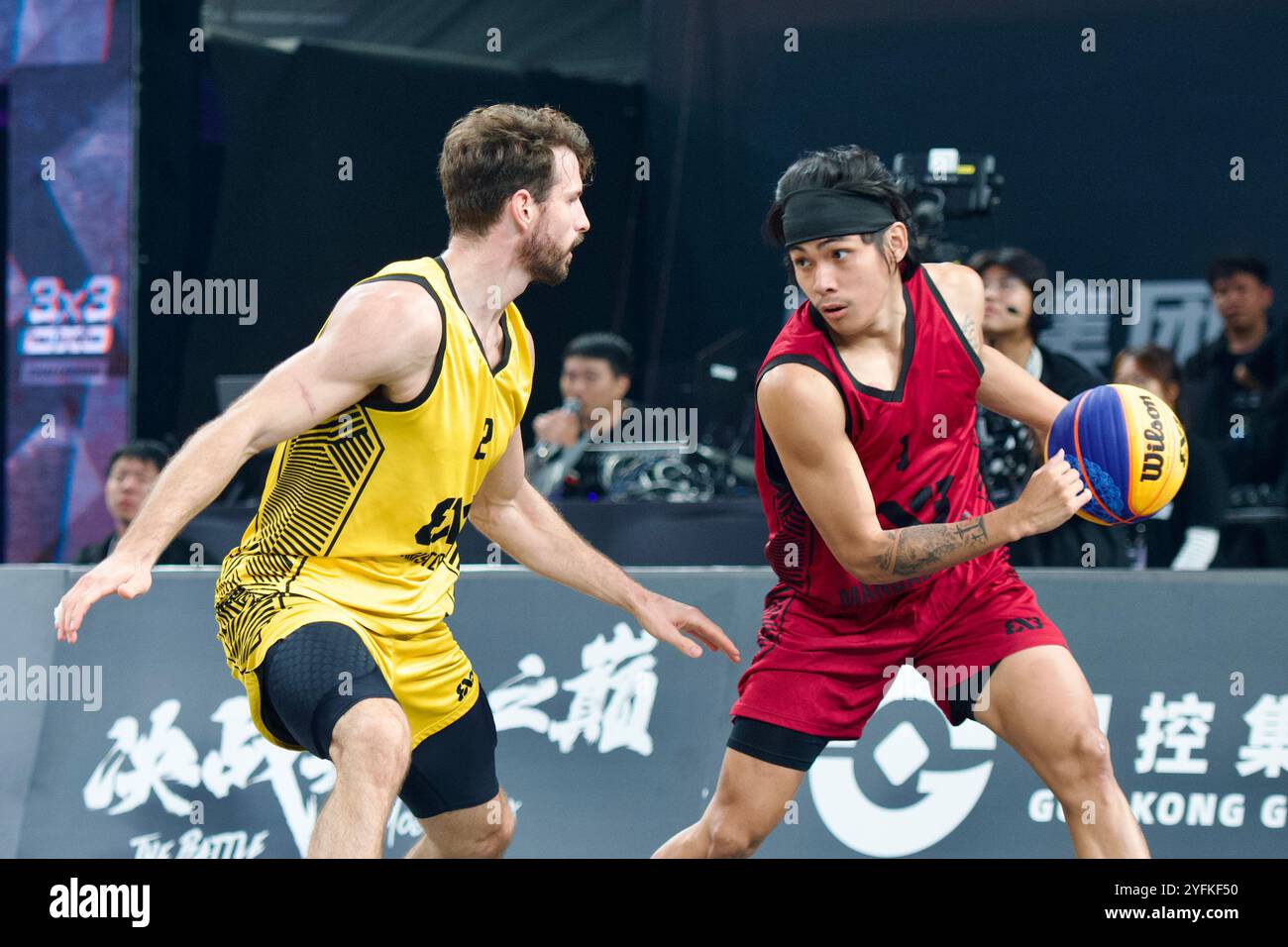 Filipino Mandaluyong player Rey Adrian Remogat (red) is breaking through the defense of Dutch Amsterdam player Julian Jaring (yellow). Deqing,China.2nd November 2024. The 2024 FIBA Three Person Basketball Challenge Deqing Station kicks off in Deqing County, Huzhou, Zhejiang Province, on the evening of November 2, 2024, attracting 14 top teams from around the world to participate. Credit: Guo Tianqi/China News Service/Alamy Live News Stock Photo