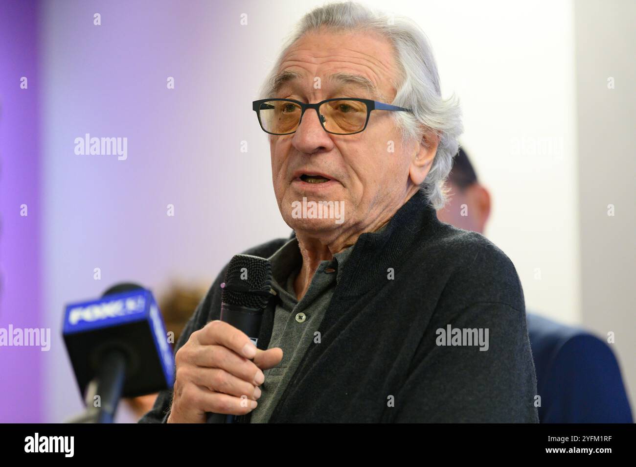 Harrisburg, Pennsylvania, USA, 4 November, 2024. Actor Robert De Niro speaks at a Democratic rally for Harris Walz ticket at the Service Employees International Union hall in Harrisburg as the last hours before 2024 national voting tick down. John Lazenby/Alamy Live News Stock Photo