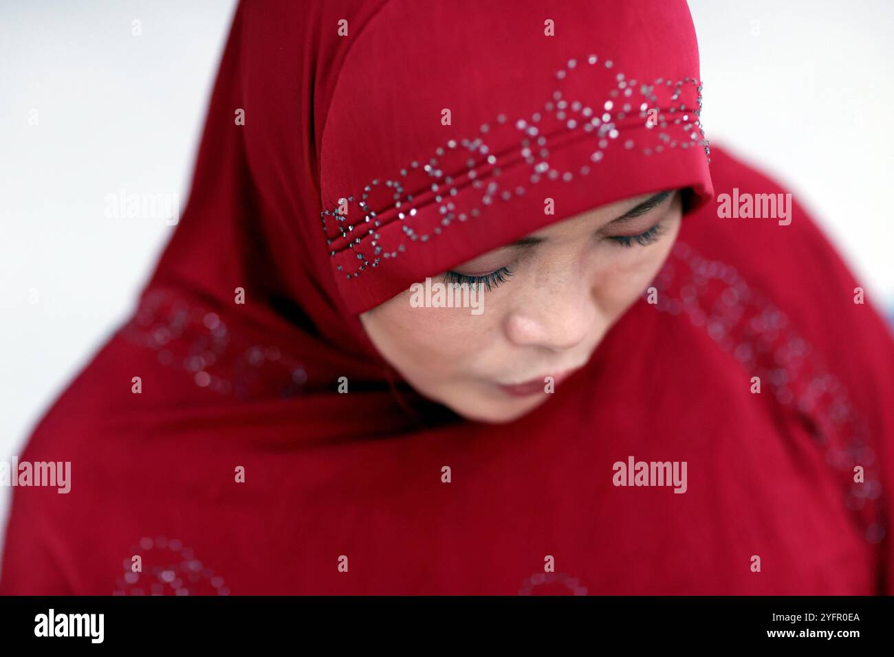 Woman indonesia muslim wearing hi-res stock photography and images - Alamy