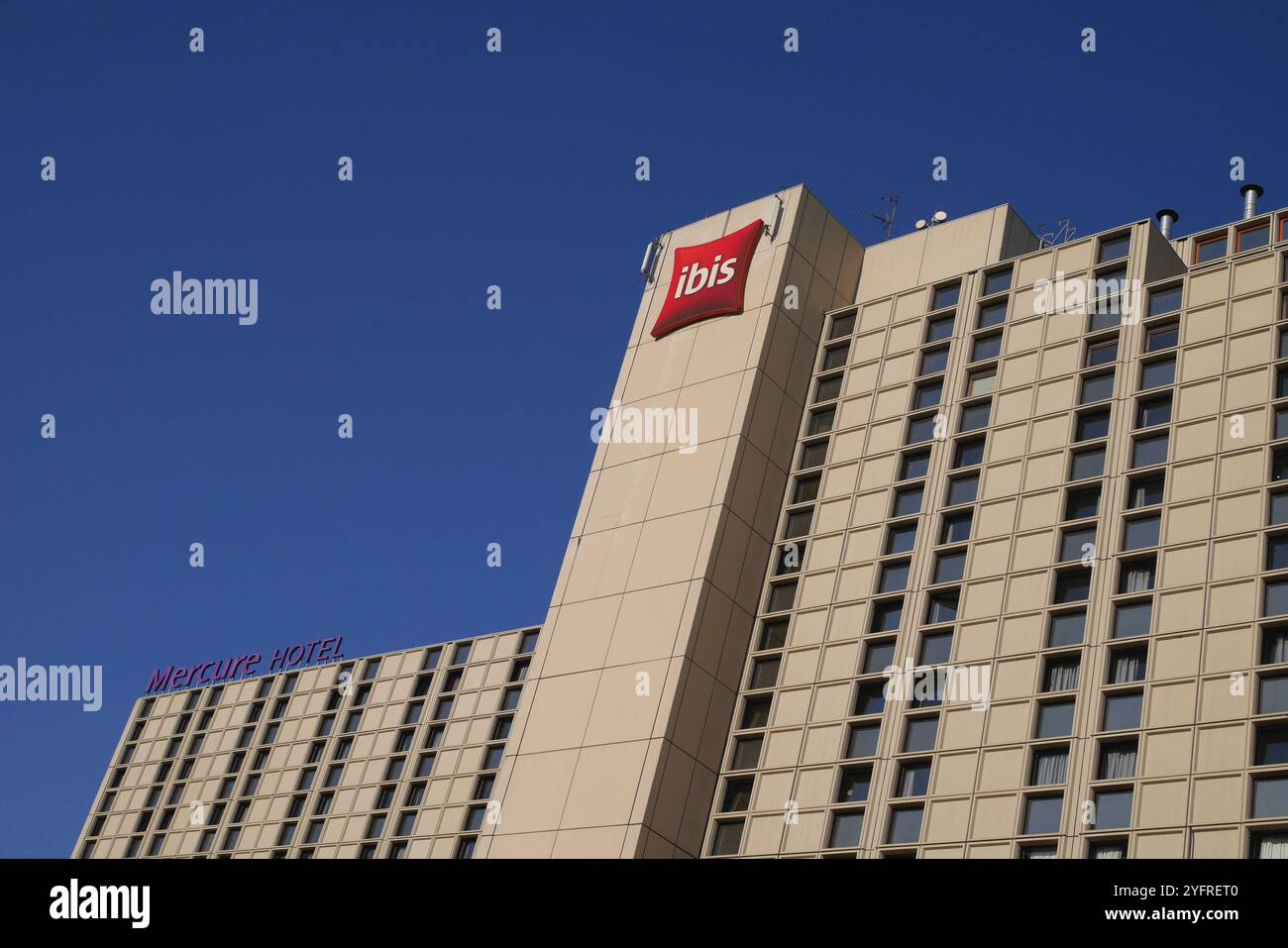 The co-branded Accor hotels, the midscale Mercure and budget Ibis, next to Deli railway station in the 1st District, Budapest, Hungary Stock Photo