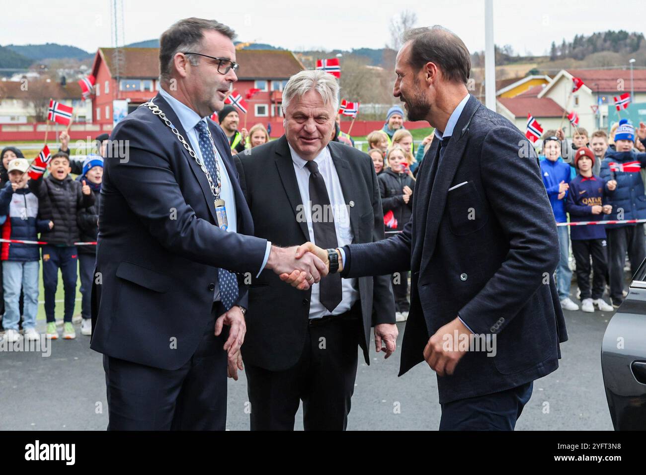 Oslo 20241105. Norwegian Crown Prince Haakon greets Mayor of Trondheim Kent Thomas Ranum during his visit to the Parasports Center in Ranheim. Photo: Jan Langhaug / NTB Stock Photo