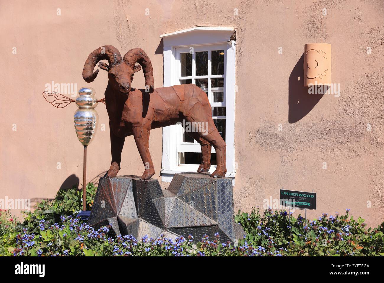 Canyon Road, Santa Fe, New Mexico, a street dedicated to the country's finest art, with over a 100 galleries, boutiques & restaurants in one half mile. Stock Photo